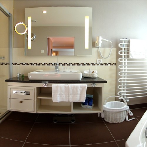 Junior Suite Bathroom_web.jpg