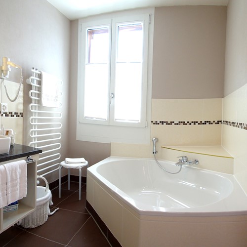 Junior Suite Corner Bathroom_web.jpg
