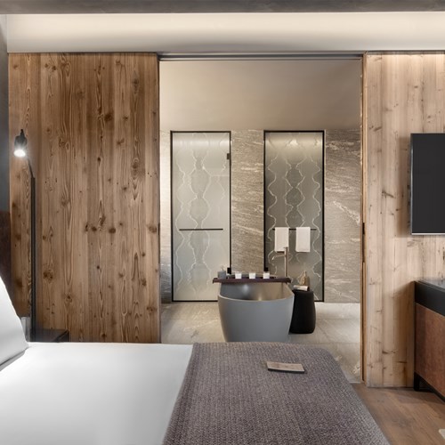 Six Senses Crans-Montana Room Deluxe Terrace 15 ©Six Senses Hotels Resorts & Spas.jpg