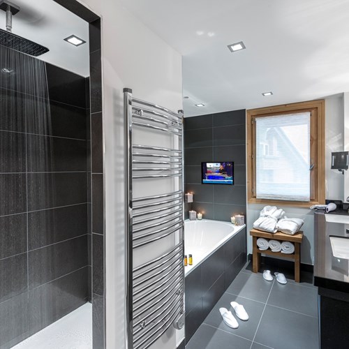 Le-Kaila-Meribel-Junior-Suite-Prestige-Bathroom.jpg