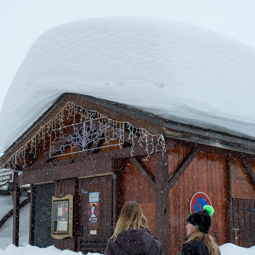 huge snow on roof in Val Thorens