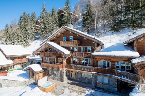 Chalet in Meribel, Chalet Ophelia-exterior hot tubs in the snow