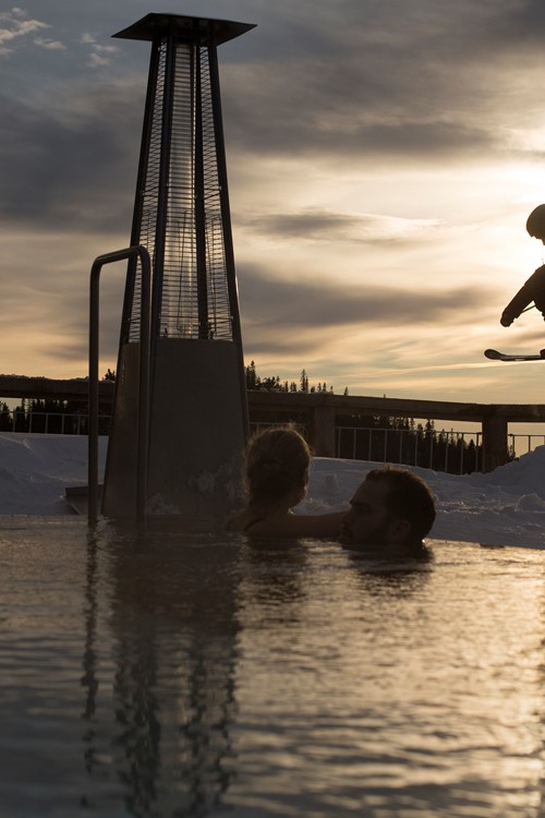 skiing past the hot tub at the Norefjell ski & spa hotel