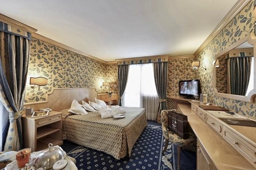 Hotel Spinale Madonna di Campiglio-traditional hotel room