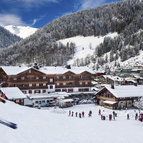 Hotel Beauregard-La Clusaz-skiing past the hotel