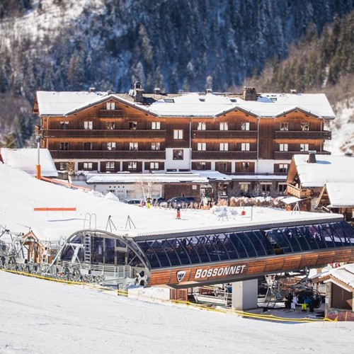 Hotel Beauregard-La Clusaz-hotel and ski lift out front