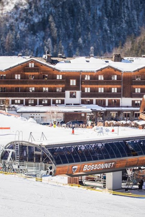 Hotel Beauregard-La Clusaz-hotel and ski lift out front