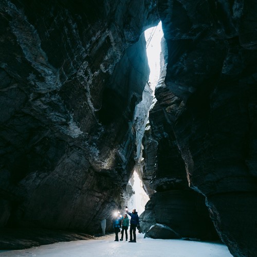 winter-walking-ice-caves-Banff-Lake-Louise.jpg