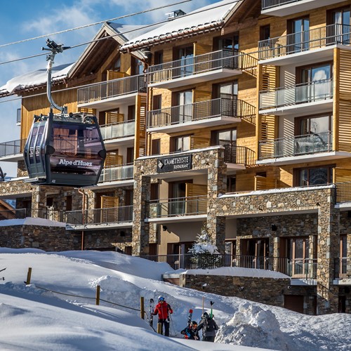 Daria I Nor Alpe d'huez exterior with gondola going past