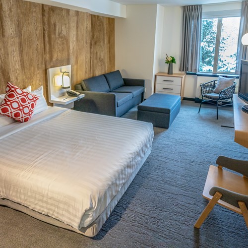 deluxe queen room with sofa Hotel Aava Whistler
