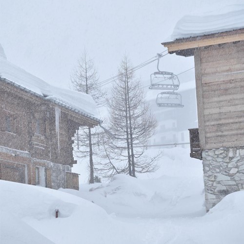 snow falling in tignes