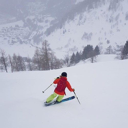 chamonix skiier in the snow making a turn