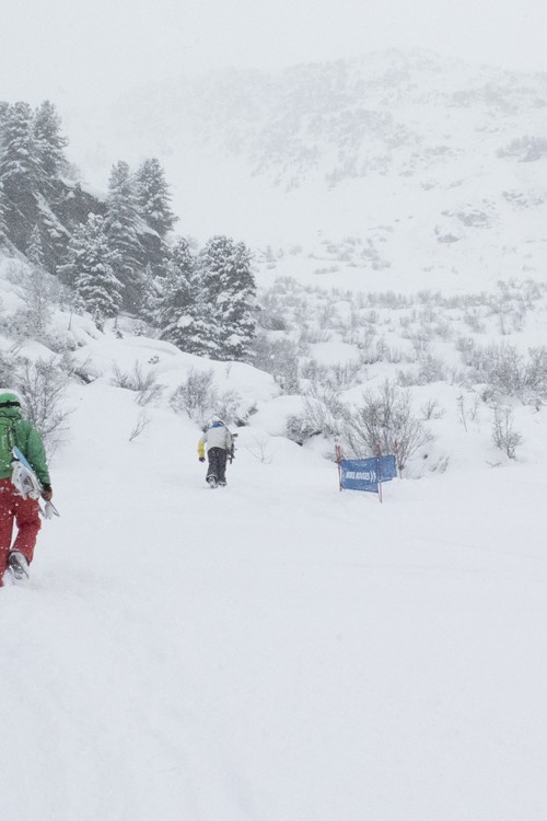 Meribel-2016-Anita-snowboarder-hike2.jpg
