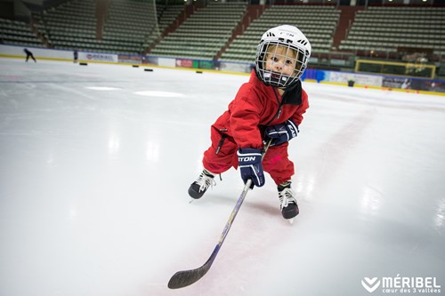 ice hockey kid playing in parc olympique