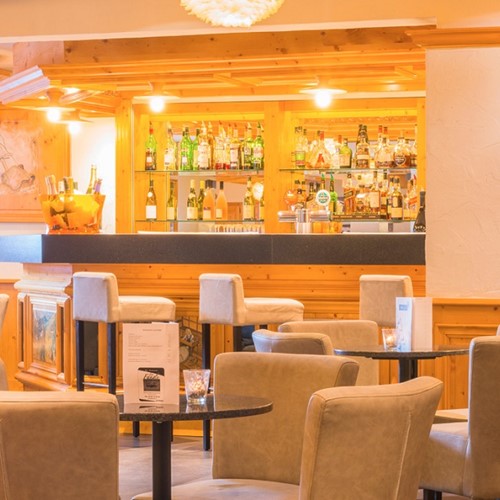 Hotel_le_Petit_Dru_Bar_Area.jpg
