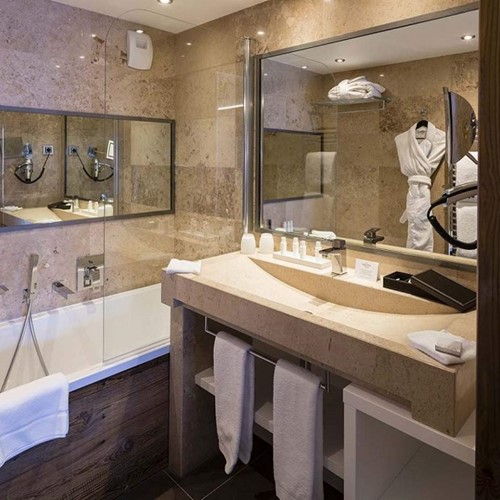 koh-i-nor-hotel-val-thorens-bathroom.jpg