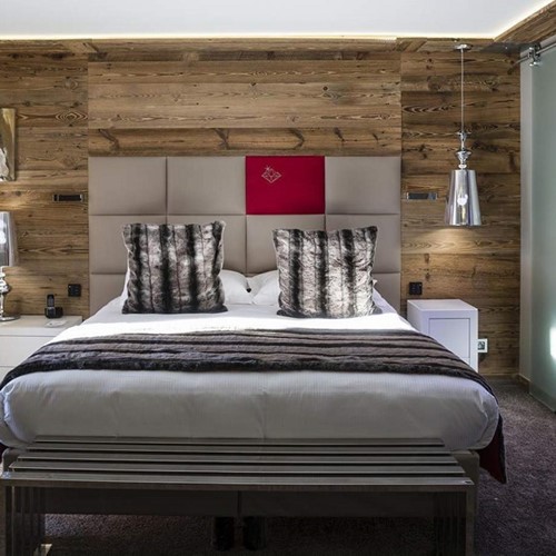 koh-i-nor-hotel-val-thorens-double-bed.jpg