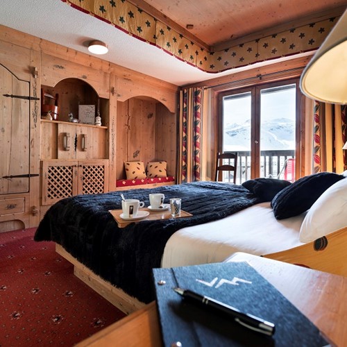 hotel-les-suites-du-montana-tignes_a-double_room_with_balcony.jpg