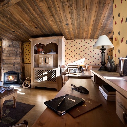 hotel-les-suites-du-montana-tignes_suite_desk_area.jpg