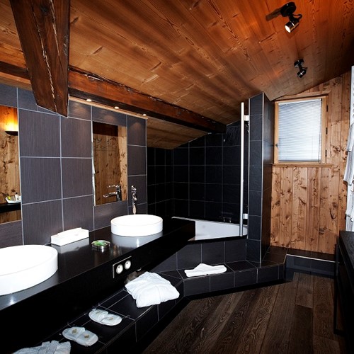 hotel-samoyede-morzine_bathroom_with_corner_bath.jpg
