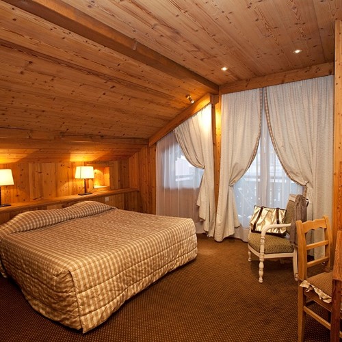 hotel-samoyede-morzine_double_room_with_desk.jpg