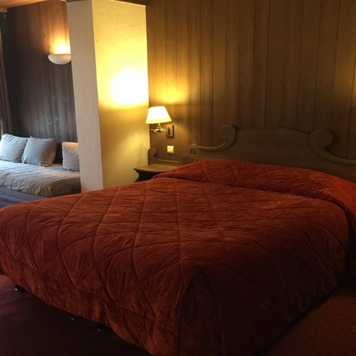 hotel-samoyede-morzine_double_room_with_small_lounge.jpg