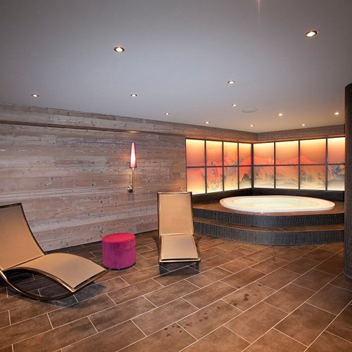 hotel-samoyede-morzine_jacuzzi_spa_area.jpg