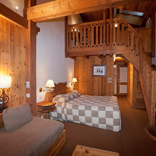 hotel-samoyede-morzine_suite_downstairs.jpg