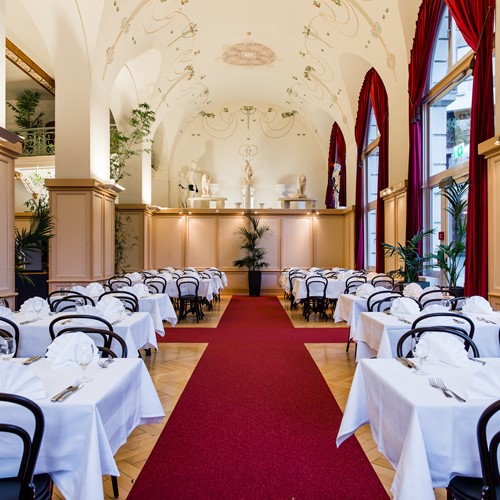 Restaurant with high ceiling at the Hotel Terrace in Engelberg