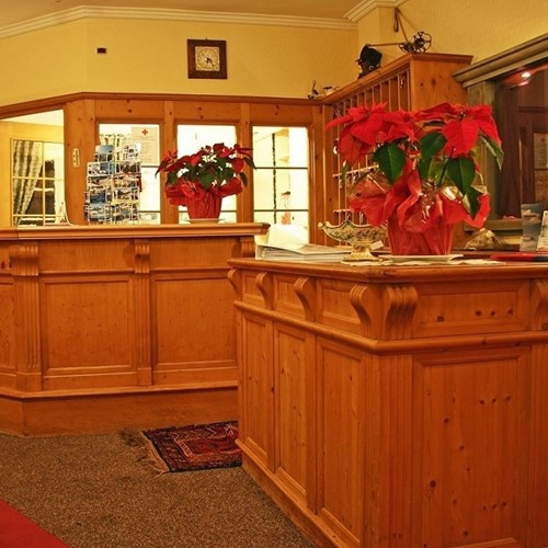 hotel-mooser-kreuz-st-anton-reception.jpg