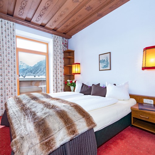 hotel-neue-post-zell-am-see-standard-room.jpg