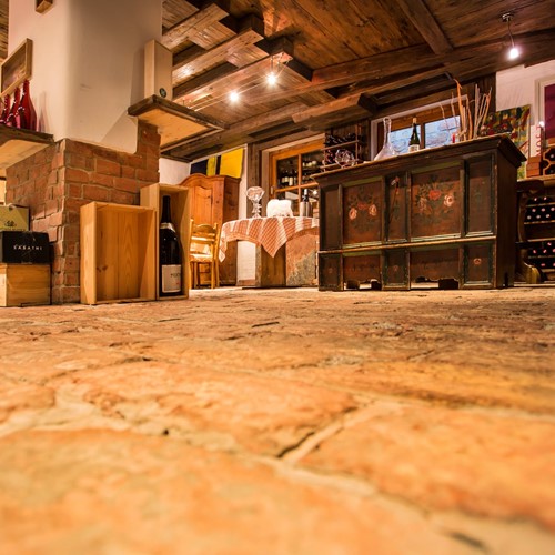 hotel-art-kristiana-saalbach-bar-floor.jpg