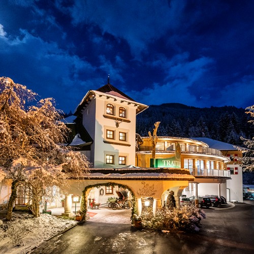 Hotel Außen Winter_trattlerhof_abends_gert_perauer.jpg