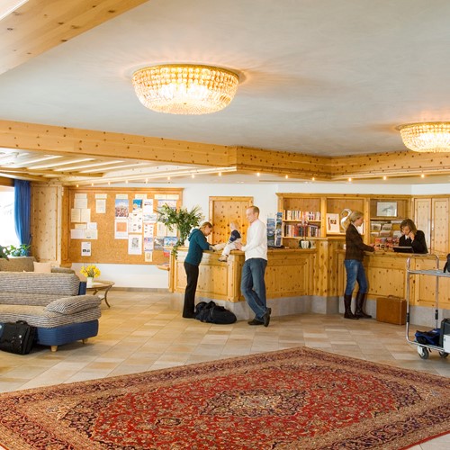 Silvretta-Parkhotel-Klosters-Lobby.jpg