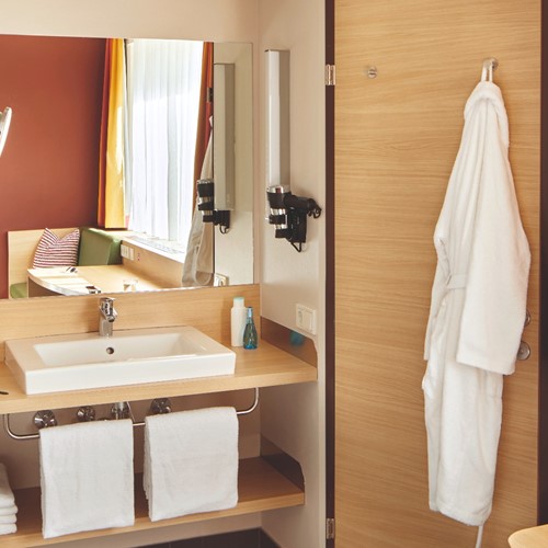tui-blue-schladming-hotel-duo-room-bathroom.jpg