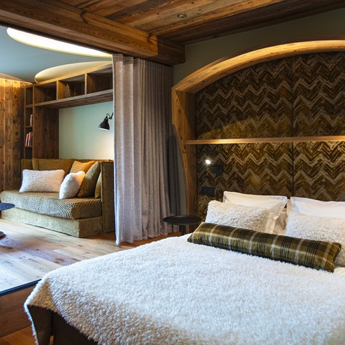 Beauregard-Suite-Junior-Chambre-Coin-Salon-7-BD_Matthieu-Cellard.jpg