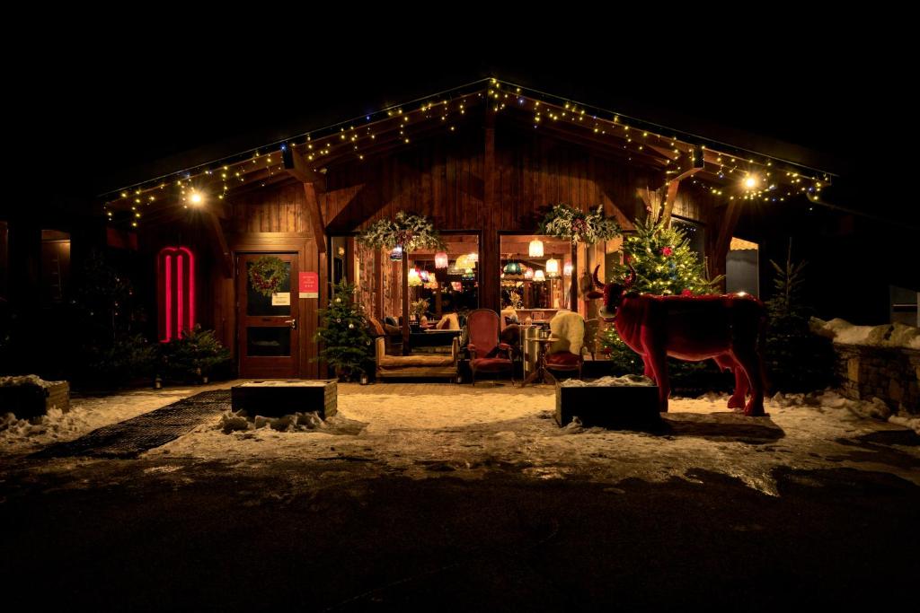 Mamie Megeve Exterior - Night.jpg