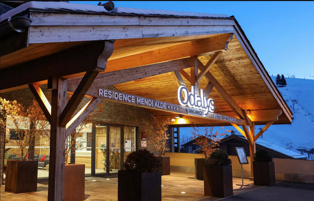 Exterior Hotel Le Chamois.jpg