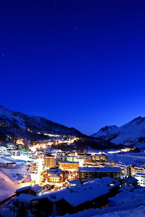 Cervinia-Italy-at-night.jpg