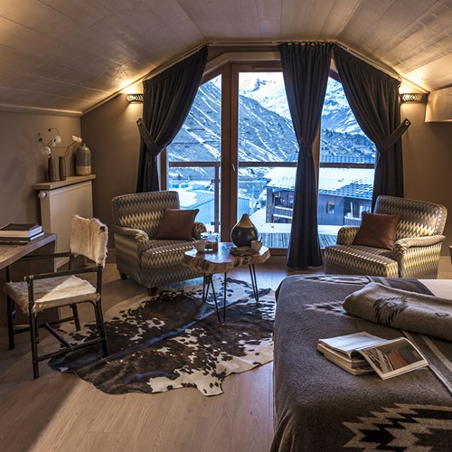 Hotel Le Taos Tignes-bedroom with large window