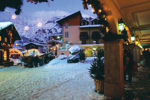 Courmayeur-italy-night-lights.jpg