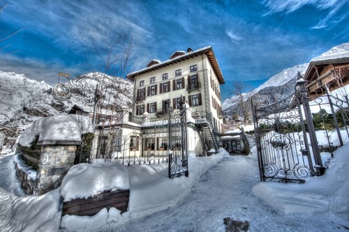 Villa-Novecento-Courmayeur-street-view.jpg