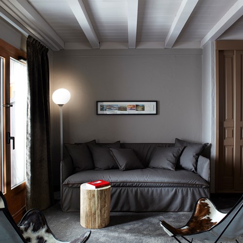 Hotel-Le-Val-Thorens-France-sofa-in-room