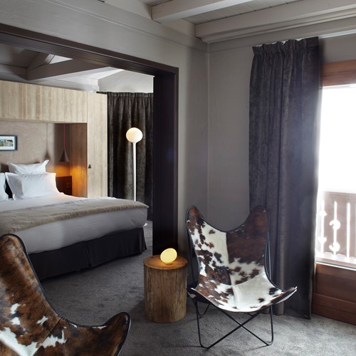 Hotel-Le-Val-Thorens-France-seating-area-in-guest-room
