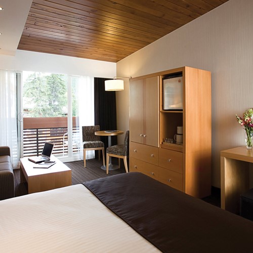 Banff Aspen Lodge, ski hotel, Banff, Canada - premium double room with sofa