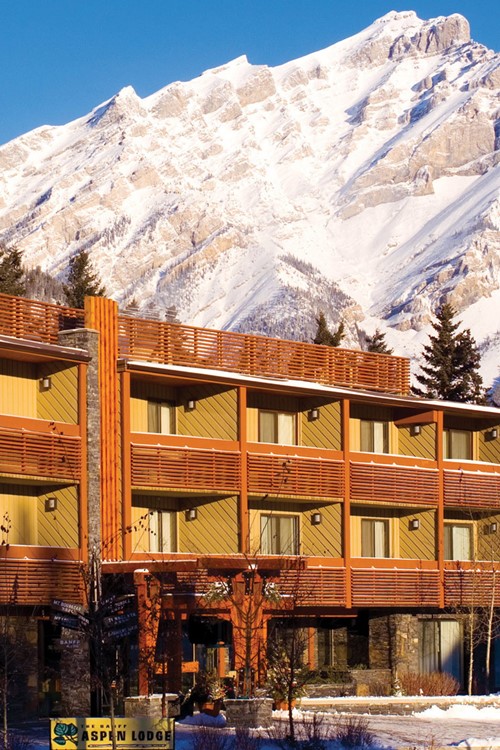 Banff Aspen Lodge, ski hotel in Banff, Canada - exterior view with mountain