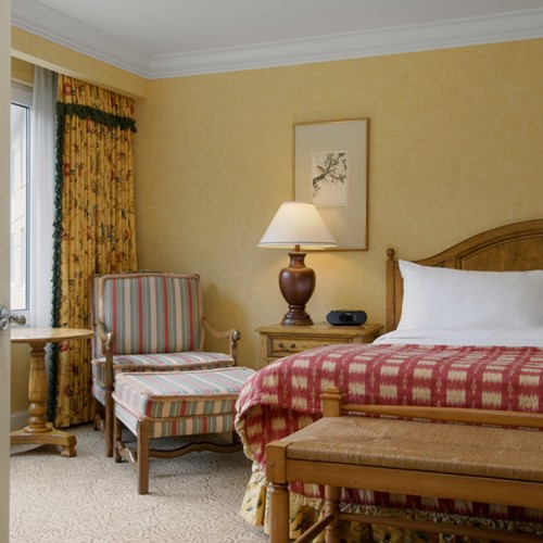 Fairmont-Chateau-Whistler-Mountain-view-suite.jpg