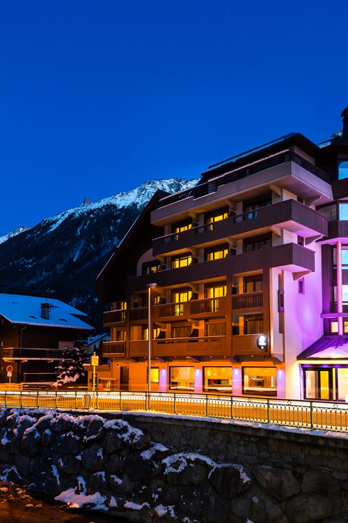Hotel Le Morgane exterior at night