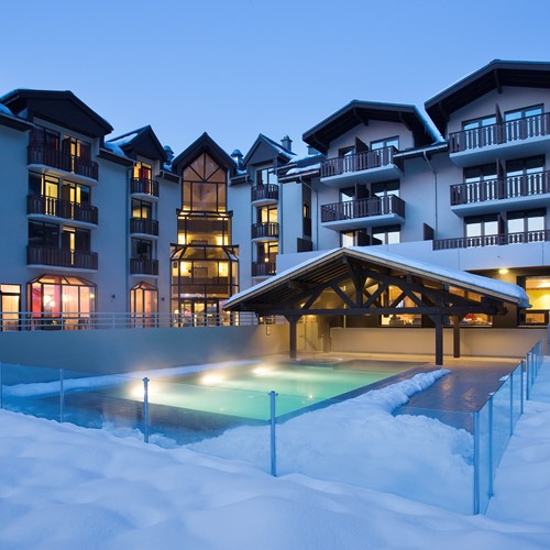 outdoor pool in the snow of Refuge des Aiglons in Chamonix