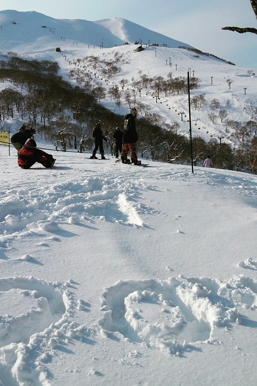 Ski in niseko, powder snow in Niseko, POW written in the snow, ski Japan